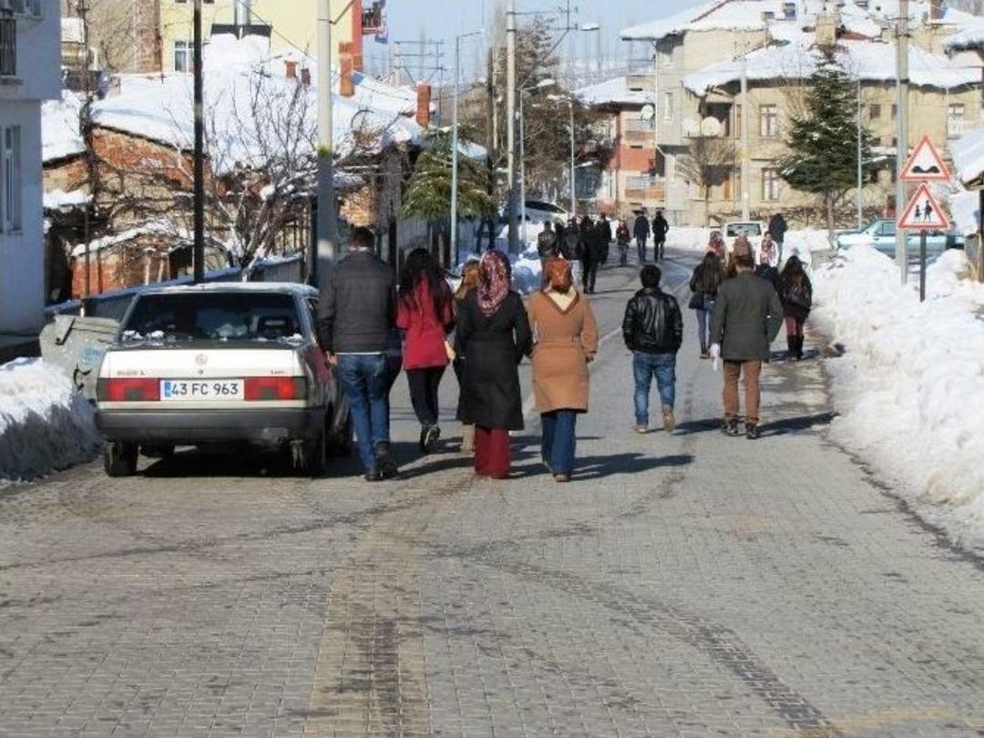 Yaya Kaldırımları Kar Altında, Vatandaş Ana Yolda