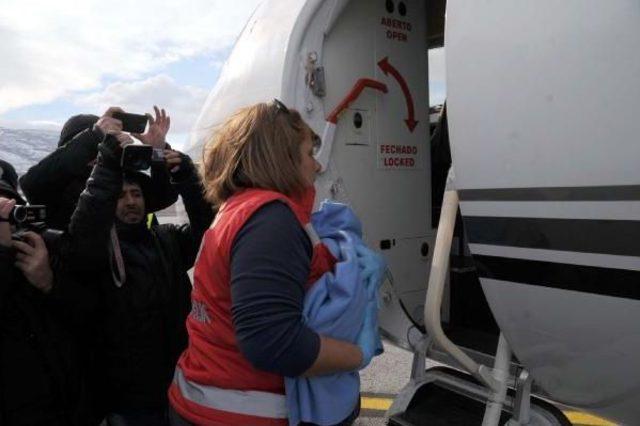 Kalp Damarı Tıkalı Bebek Ambulans Uçakla Sevk Edildi