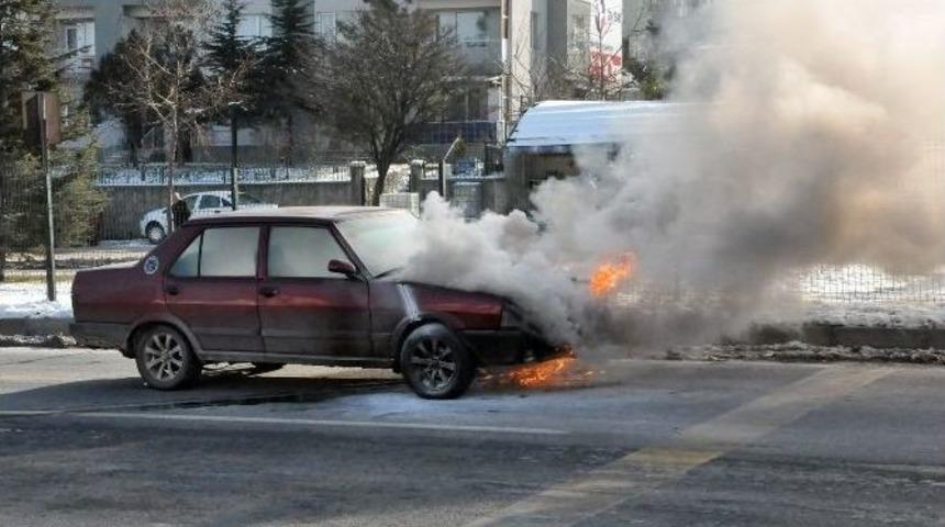 Uşak&rsquo;ta Lpg&rsquo;li Ara&ccedil; Alev Alev Yandı