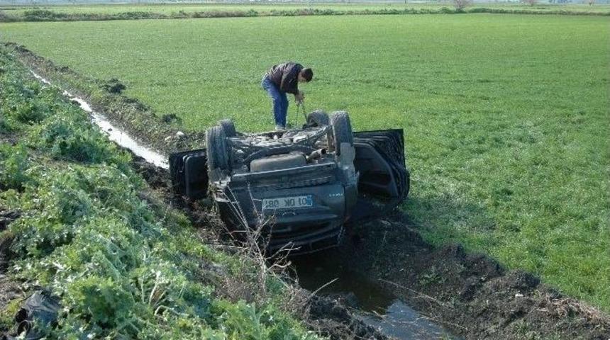 R&uuml;zgarda Savrulan Otomobil Takla Attı: 6 Yaralı