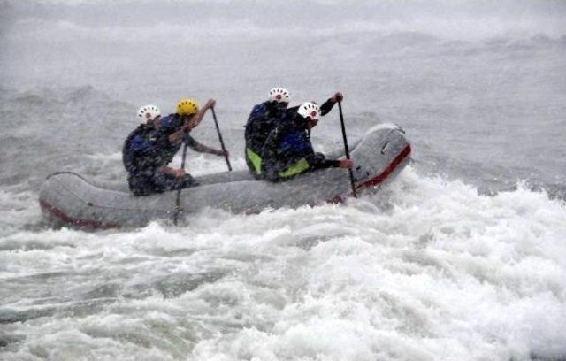 Rize’De Kar Ve Fırtınada Denizde Rafting