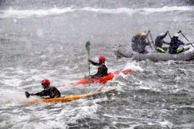 Rize’De Kar Ve Fırtınada Denizde Rafting