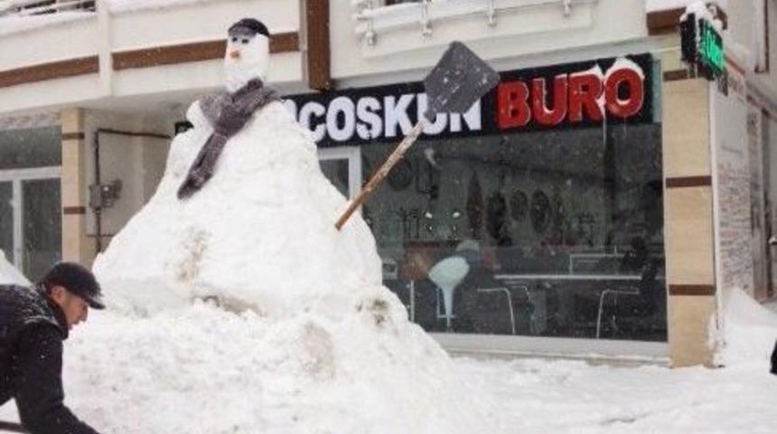 D&uuml;zce&rsquo;de Esnaf 4 Metre Boyunda Kardan Adam Yaptı