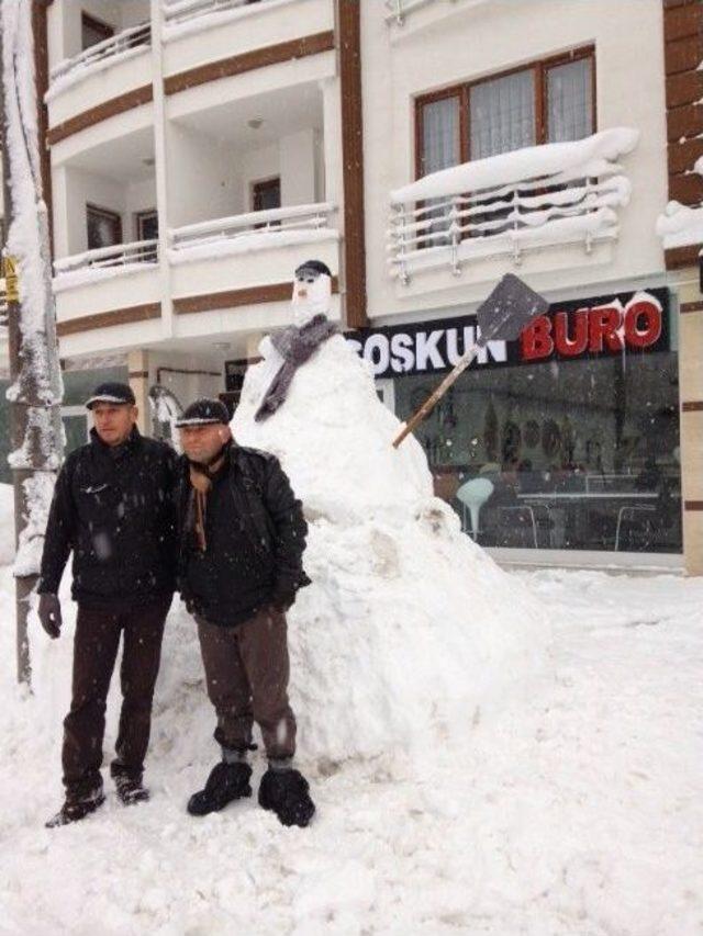 Düzce’de Esnaf 4 Metre Boyunda Kardan Adam Yaptı