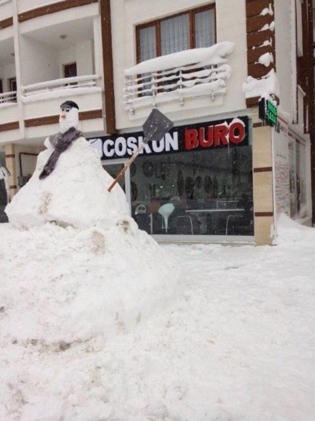 Düzce’de Esnaf 4 Metre Boyunda Kardan Adam Yaptı