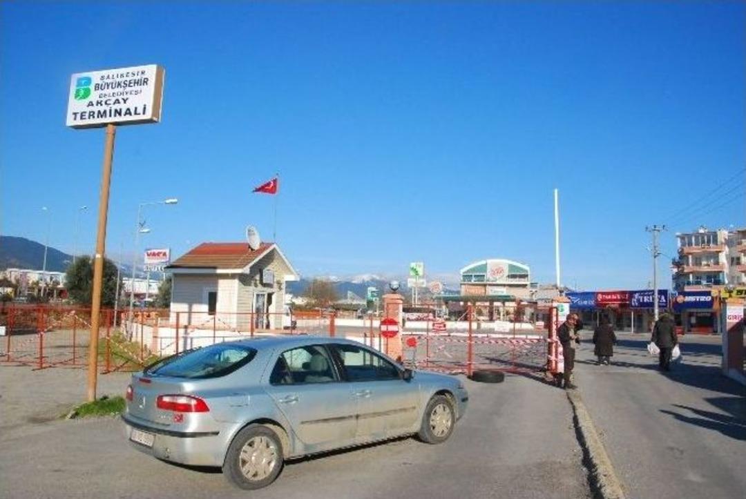 Otogar Demir Parmaklıklarla İkiye B&ouml;l&uuml;nd&uuml;