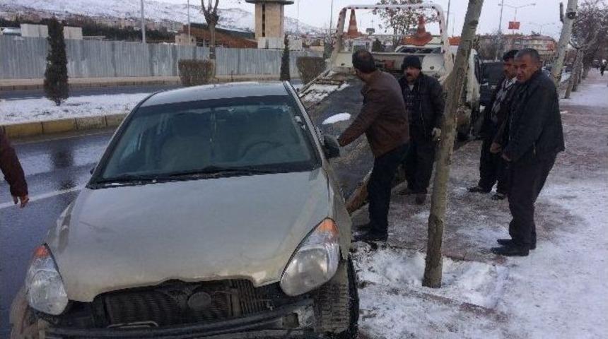Elazığ&rsquo;da Buzlanma Kazalara Neden Oldu: 4 Yaralı