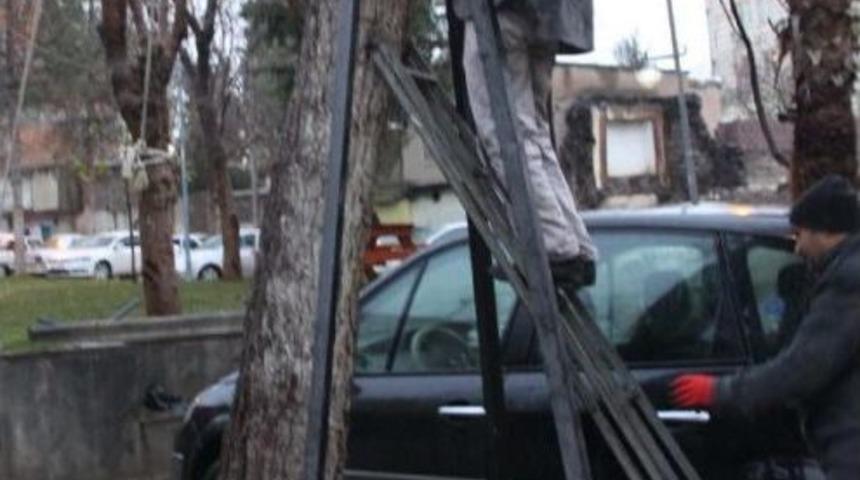 R&uuml;zgarla Eğilen Ağacın Devrilmemesi I&ccedil;in &Ccedil;abaladılar