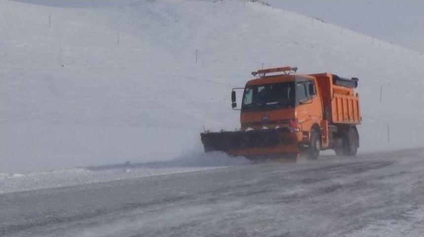 Vali G&uuml;nay &Ouml;zdemir, Karayolları Ekiplerine Baklava İkram Etti