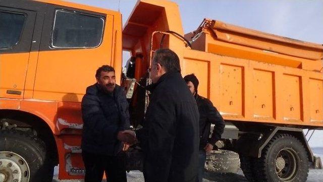 Vali Günay Özdemir, Karayolları Ekiplerine Baklava İkram Etti