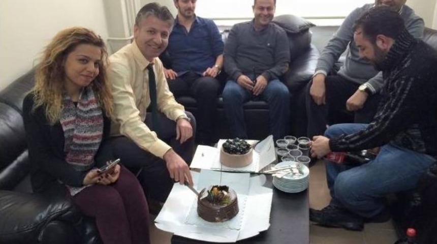 Bilecik Asayiş Şube M&uuml;d&uuml;r&uuml; Yıldırım&rsquo;ı, Doğum G&uuml;n&uuml;nde Mesai Arkadaşları Yalnız Bırakmadı