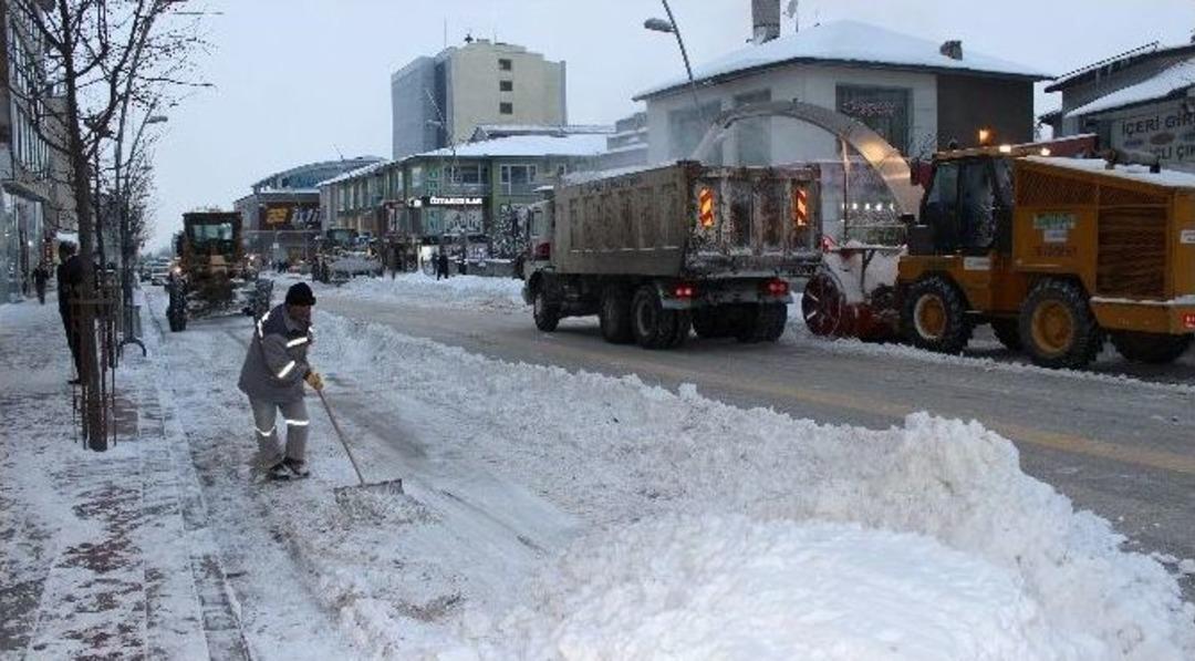 B&uuml;y&uuml;kşehir&rsquo;den 24 Saat Kar Mesaisi