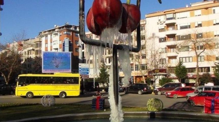 Tekirdağ&rsquo;da Kiraz Heykeli Ve S&uuml;s Havuzları Buz Tuttu