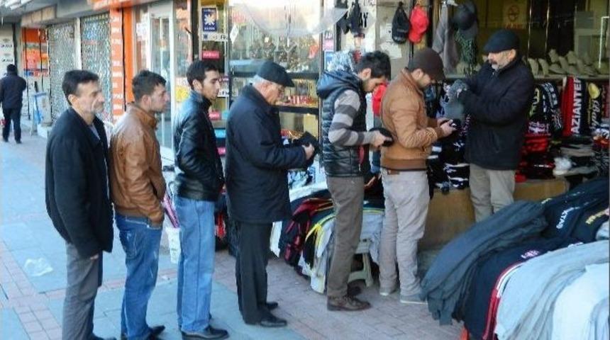 Gaziantep&rsquo;te Dondurucu Soğuk Atkı Ve Bere Satışlarını Patlattı