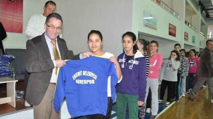 Başkan Saka&rsquo;dan Minik Sporculara Destek