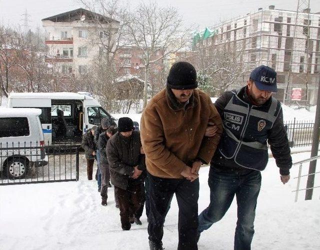 İcralık Araçları Sahte Belgelerle Noterden Satan Şebeke Yakalandı