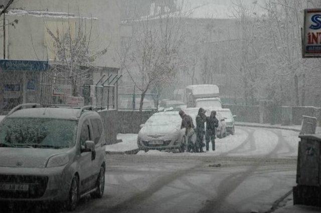Siirt&rsquo;e Sabah &Ccedil;amur, &Ouml;ğle Kar Yağdı 1