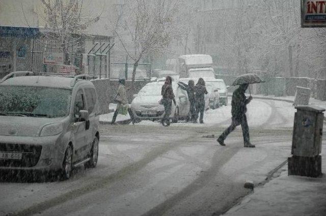 Siirt&rsquo;e Sabah &Ccedil;amur, &Ouml;ğle Kar Yağdı 2