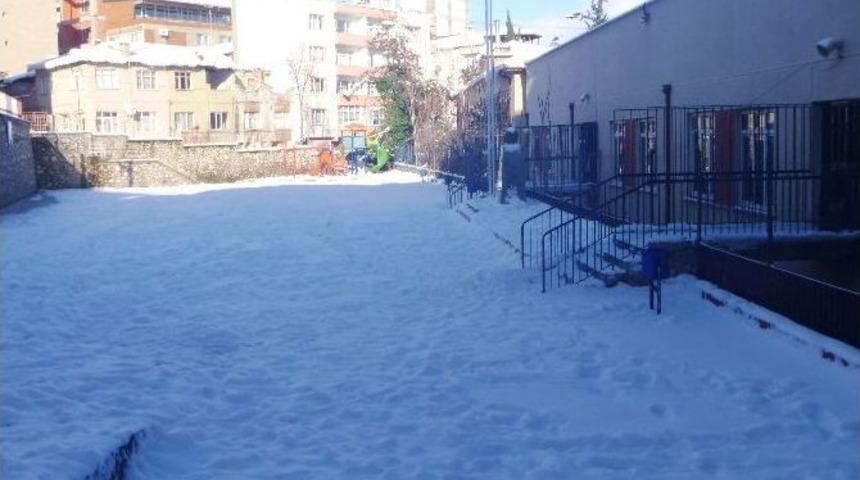 Velilerden Okulların Bah&ccedil;elerinde Karların Temizlenmesi &Ccedil;ağrısı