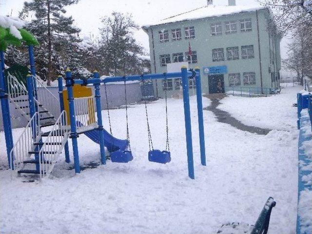 Velilerden Okulların Bahçelerinde Karların Temizlenmesi Çağrısı