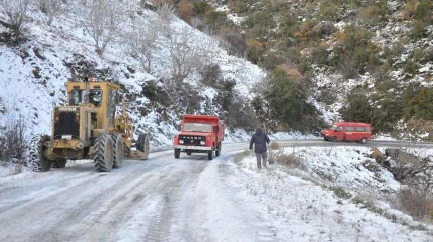 Nazilli Belediyesi Karın Kapattığı Yolları A&ccedil;tı