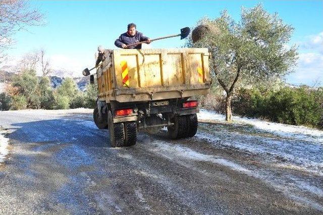 Nazilli Belediyesi Karın Kapattığı Yolları Açtı