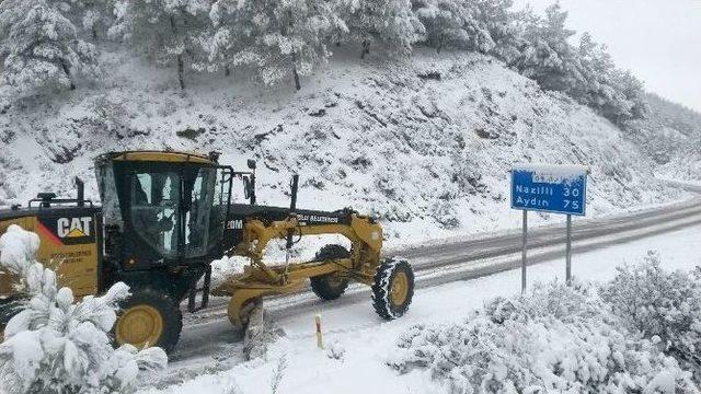 Nazilli Belediyesi Karın Kapattığı Yolları Açtı