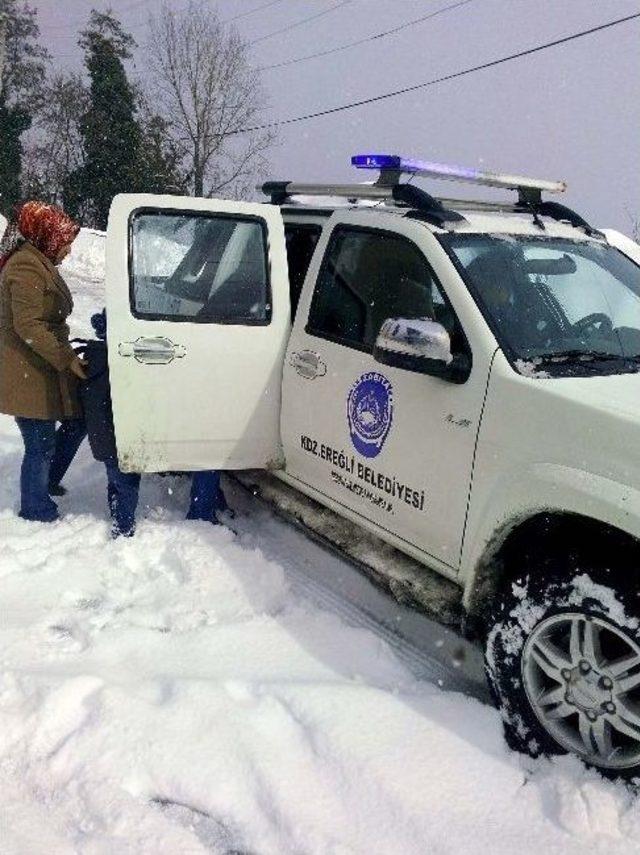 Evinde Mahsur Kalan Hastalara Zabıta Yardım Etti