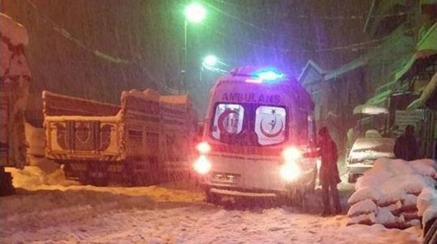 Kar K&uuml;reme Aracı K&ouml;pr&uuml;n&uuml;n Demirlerine Takıldı: 2 Yaralı