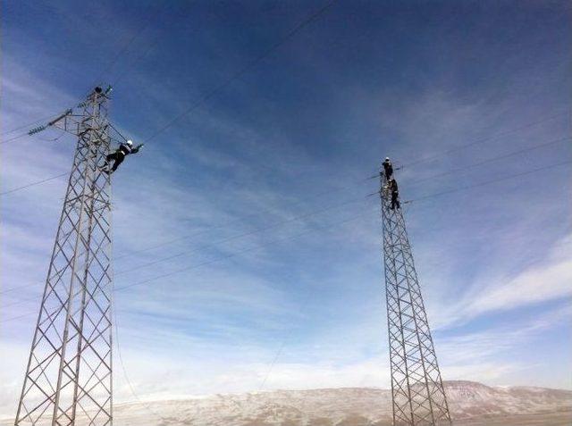 Çatak İlçesine 21 Saat Sonra Elektrik Verildi