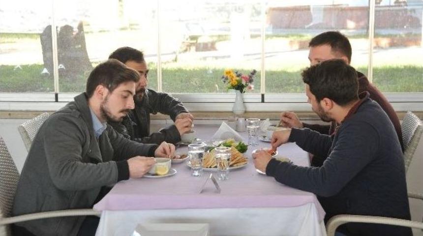 Baba Ve Oğuldan &Uuml;cretsiz Sıcak &Ccedil;orba Servisi