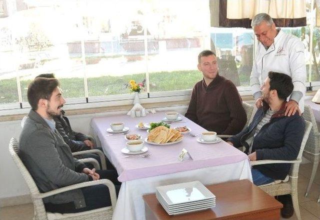 Baba Ve Oğuldan Ücretsiz Sıcak Çorba Servisi