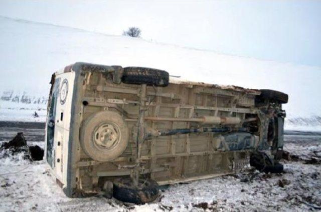 Bingöl'de Minibüs Şarampole Yuvarlandı: 1 Ölü, 12 Yaralı