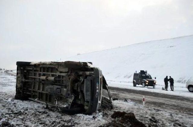 Bingöl'de Minibüs Şarampole Yuvarlandı: 1 Ölü, 12 Yaralı