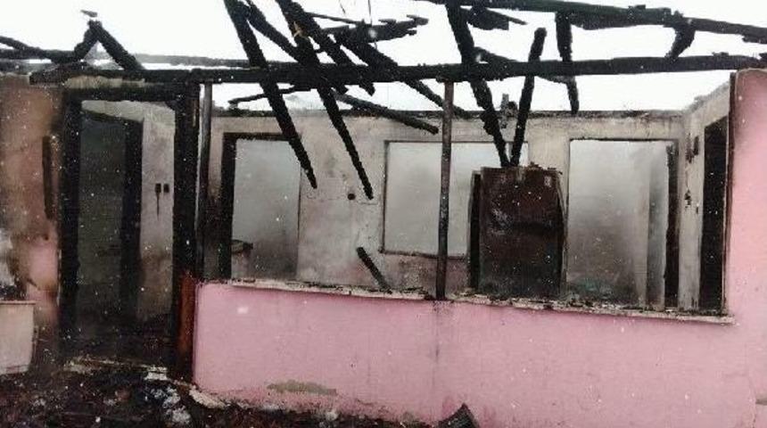 Elektrik Kontağı Tek Katlı Evi Yaktı