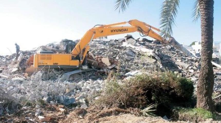 İş Makinesi Operat&ouml;r&uuml;n&uuml;n &Uuml;zerine Duvar Devrildi