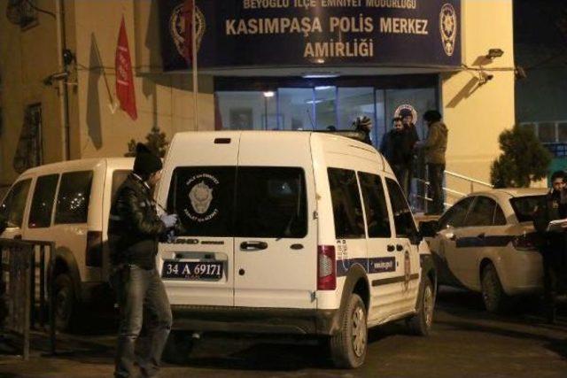 Beyoğlu'nda Polis Aracına Kurşun Isabet Etti