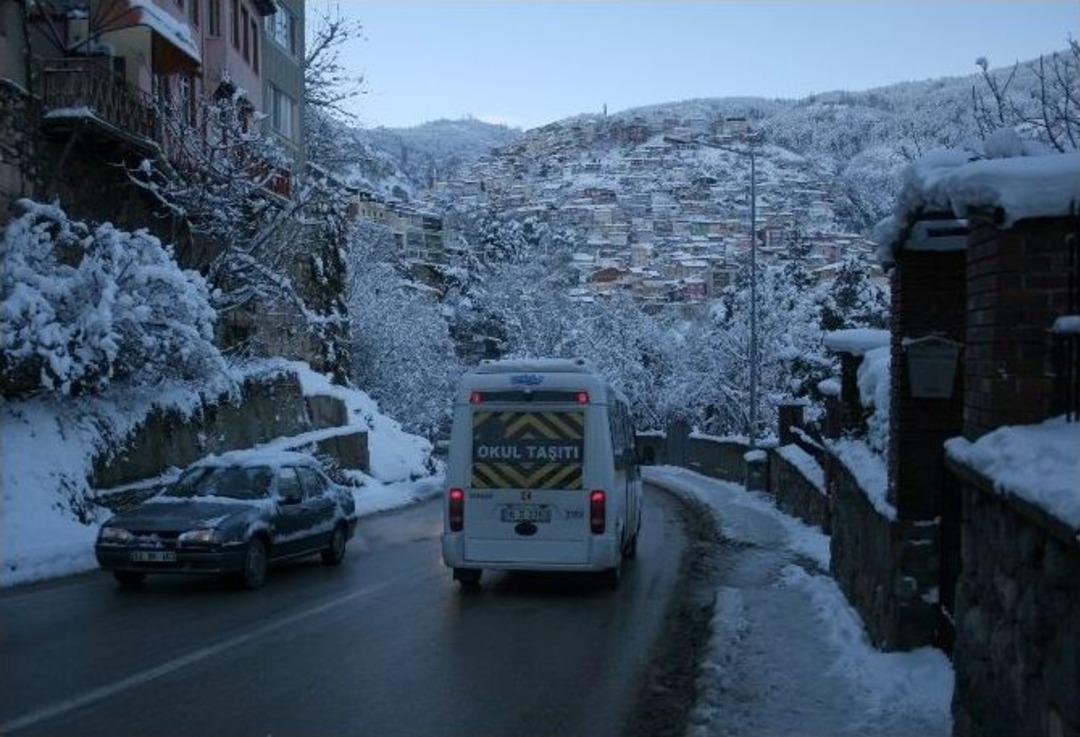 &Ouml;ğrenciler 2 G&uuml;n Tatilden Sonra Karda Ve Buzda Okula Gittiler
