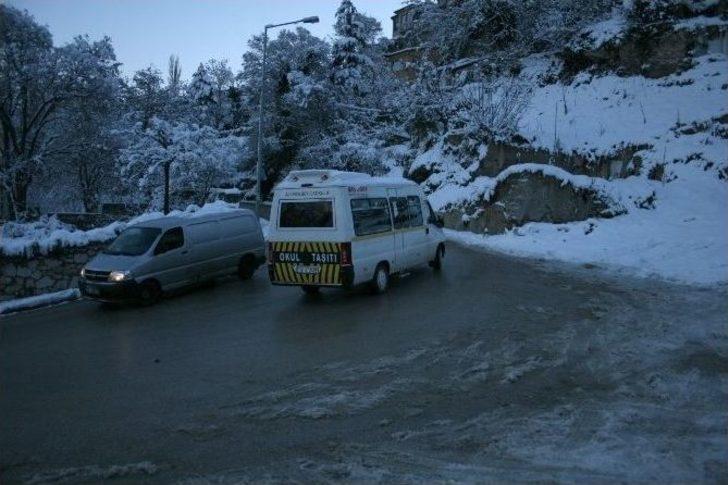 Öğrenciler 2 Gün Tatilden Sonra Karda Ve Buzda Okula Gittiler G1
