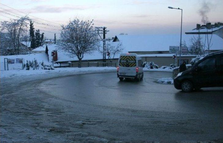 Öğrenciler 2 Gün Tatilden Sonra Karda Ve Buzda Okula Gittiler G2