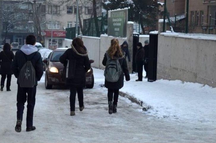 Öğrenciler 2 Gün Tatilden Sonra Karda Ve Buzda Okula Gittiler G3