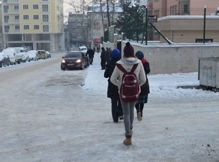 Öğrenciler 2 Gün Tatilden Sonra Karda Ve Buzda Okula Gittiler G4