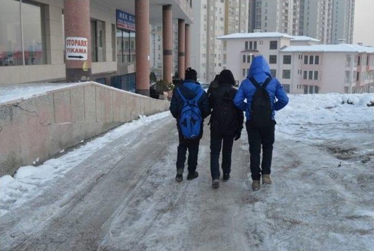 Öğrenciler 2 Gün Tatilden Sonra Karda Ve Buzda Okula Gittiler G5