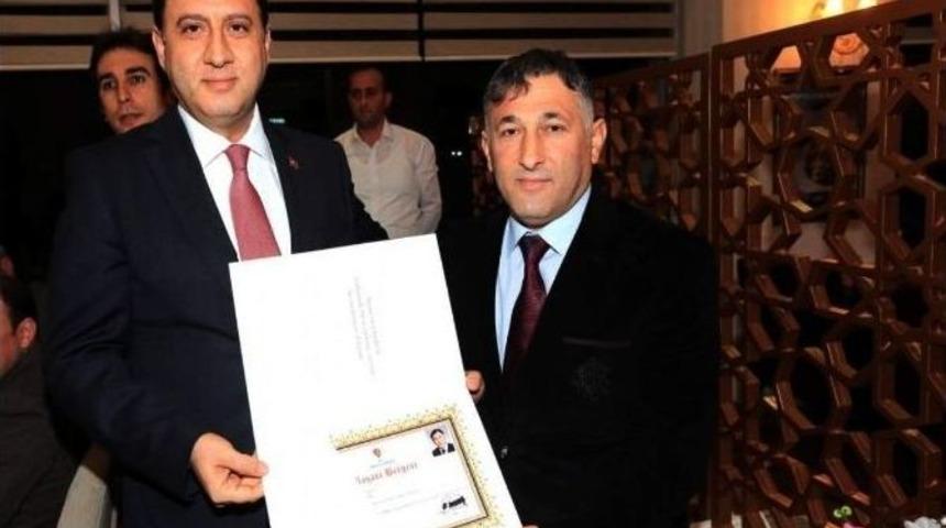 Vali &Ccedil;omaktekin&rsquo;den Fotoğraf&ccedil;ı Sacit Şahin&rsquo;e Başarı Belgesi