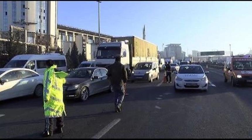 Tem'de Kamyon Yan Yattı, Trafik Fel&ccedil; Oldu (2)