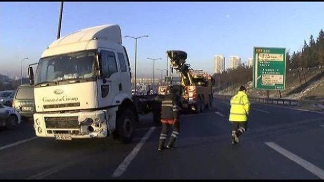 Tem'de Kamyon Yan Yattı, Trafik Felç Oldu (2)