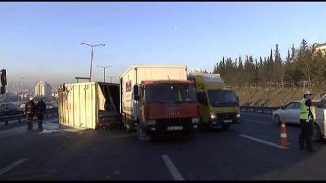 Tem'de Kamyon Yan Yattı, Trafik Felç Oldu (2)