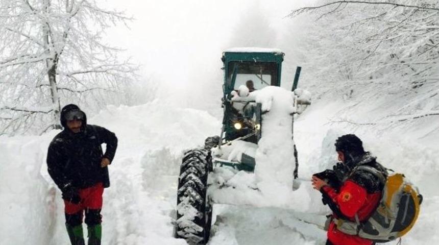 Karda Mahsur Kalan G&uuml;venlik G&ouml;revlisini Kar Timi Kurtardı