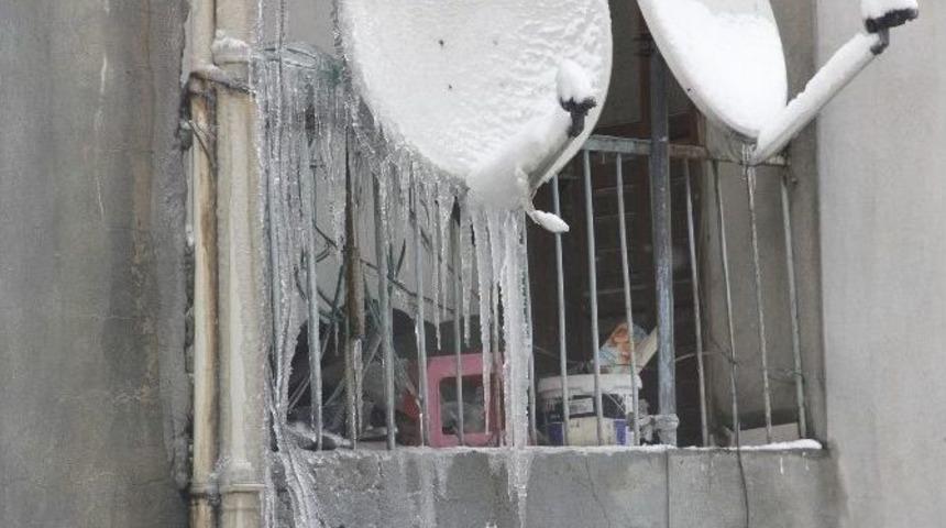 Buz Sarkıtları Tehlike Sa&ccedil;ıyor