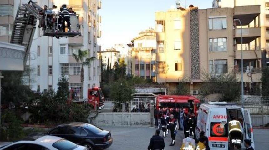 Amp&uuml;l Takarken Terasa D&uuml;ş&uuml;p Yaralandı